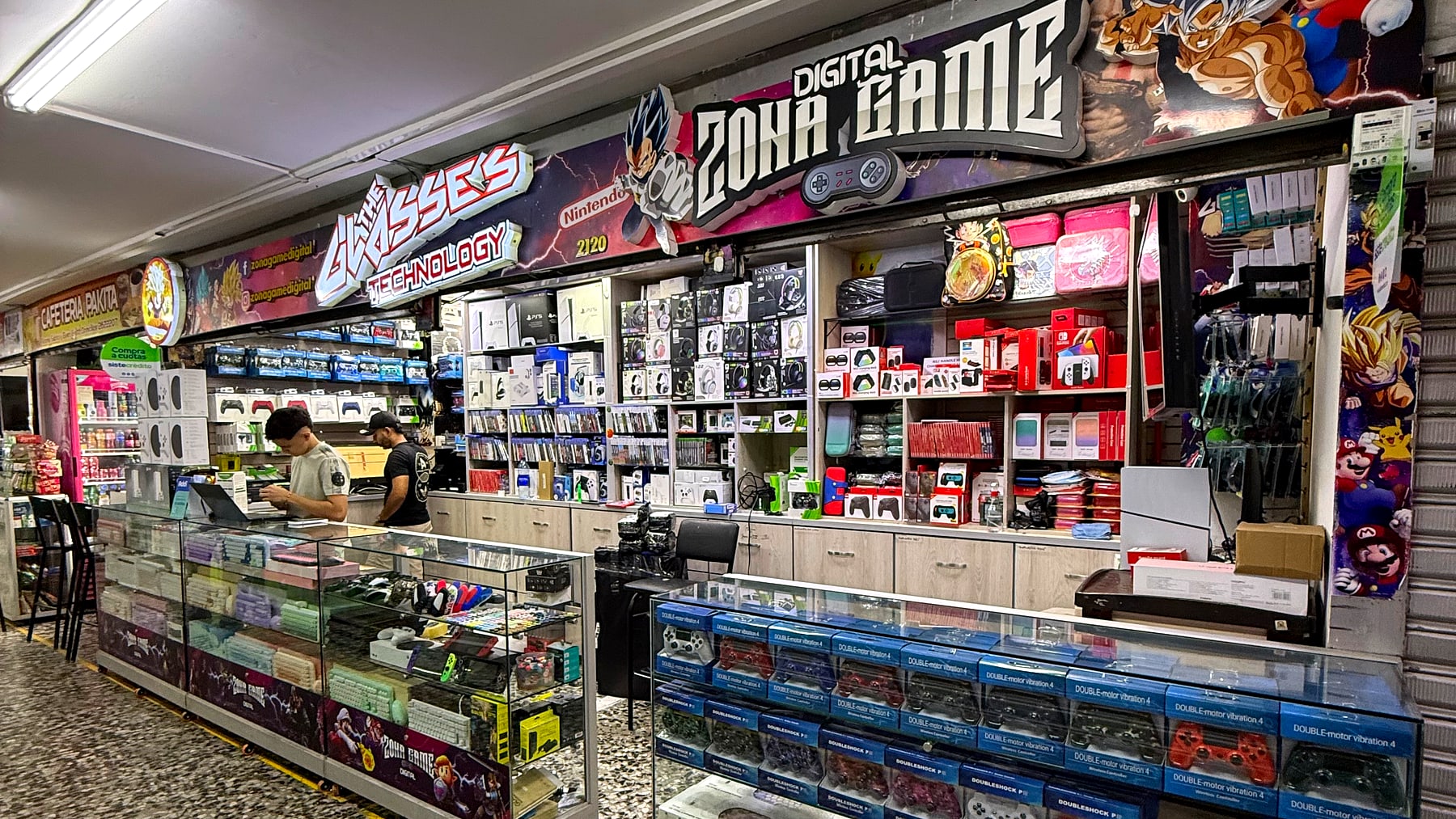 Local de ventas de Zona Game Digital en Ibagué, con dos asesores atendiendo